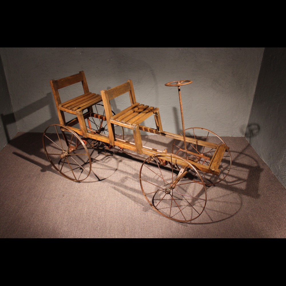 Voiture à pédales