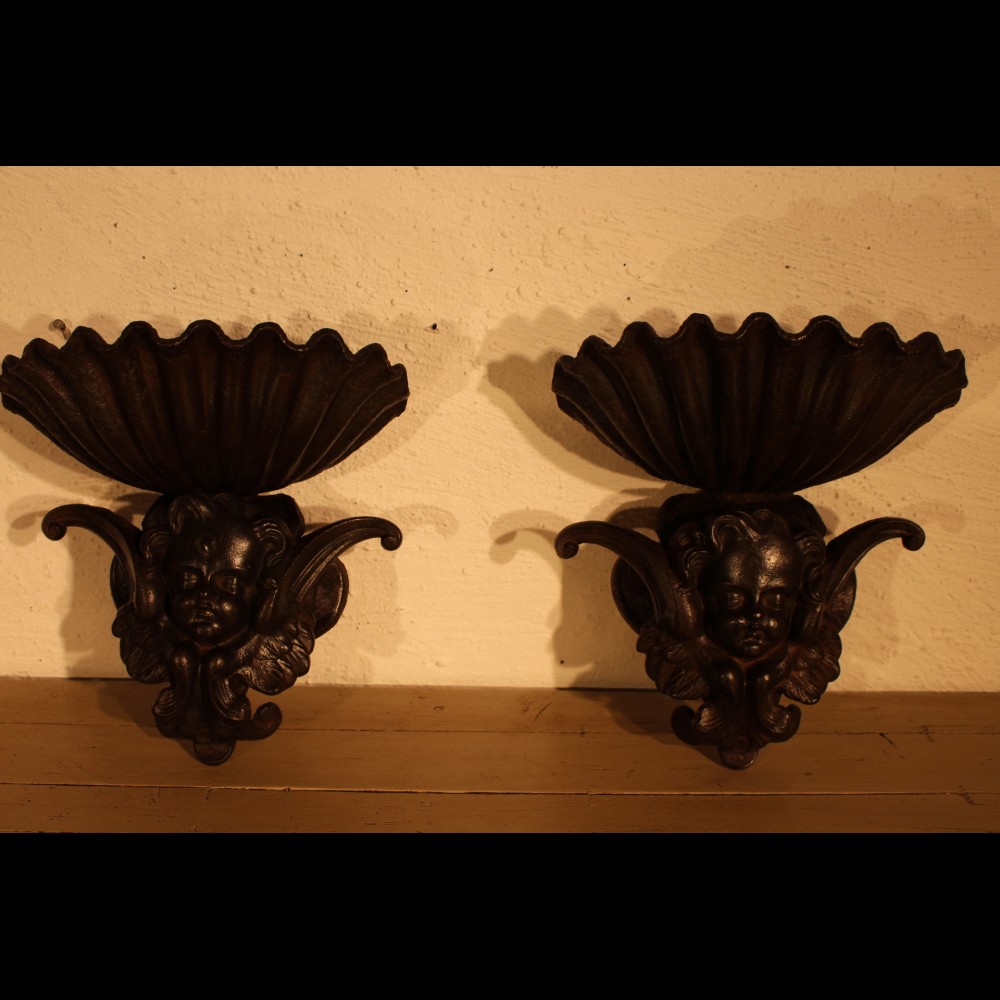 Paire de bénitiers en fonte