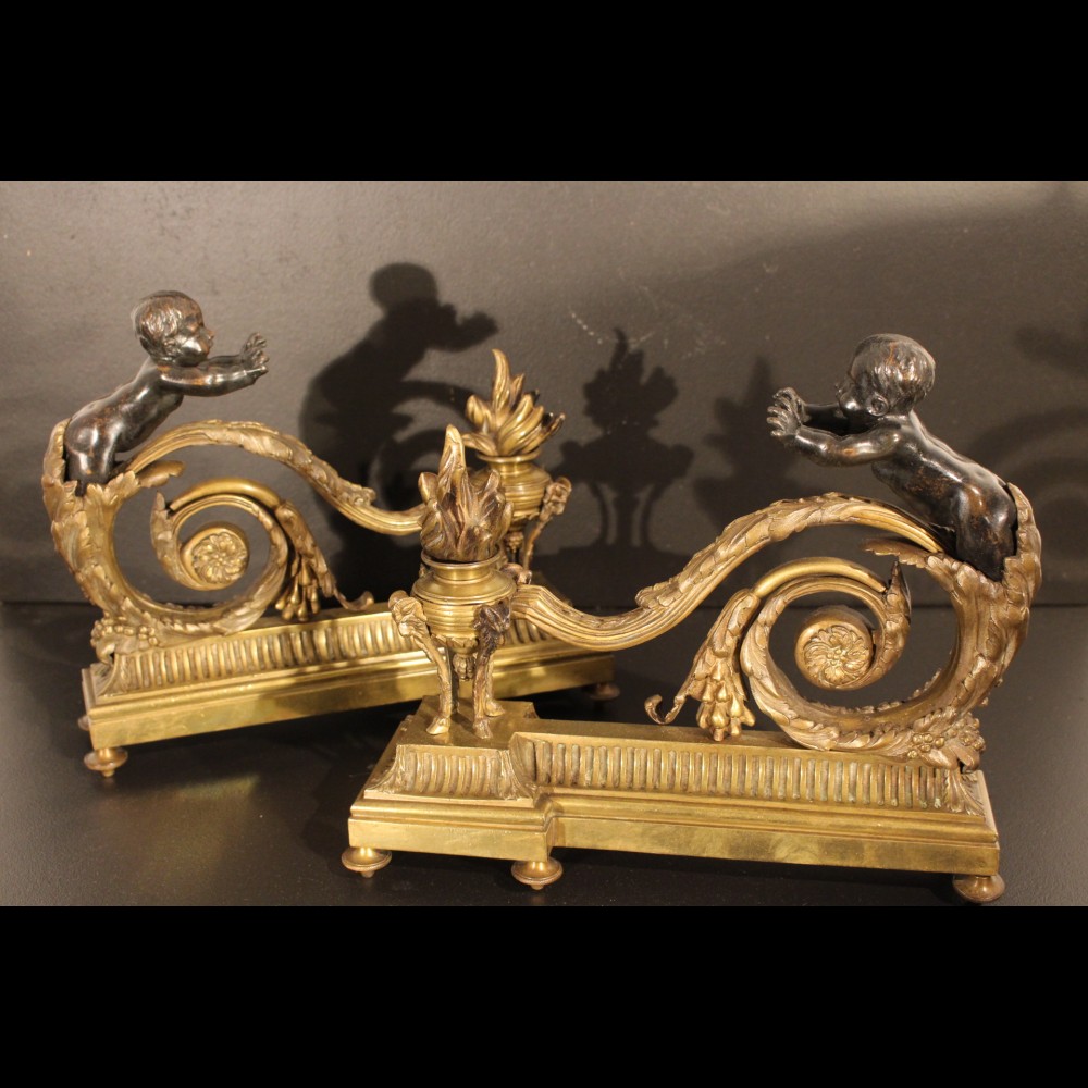Paire de chenets aux anges en bronze