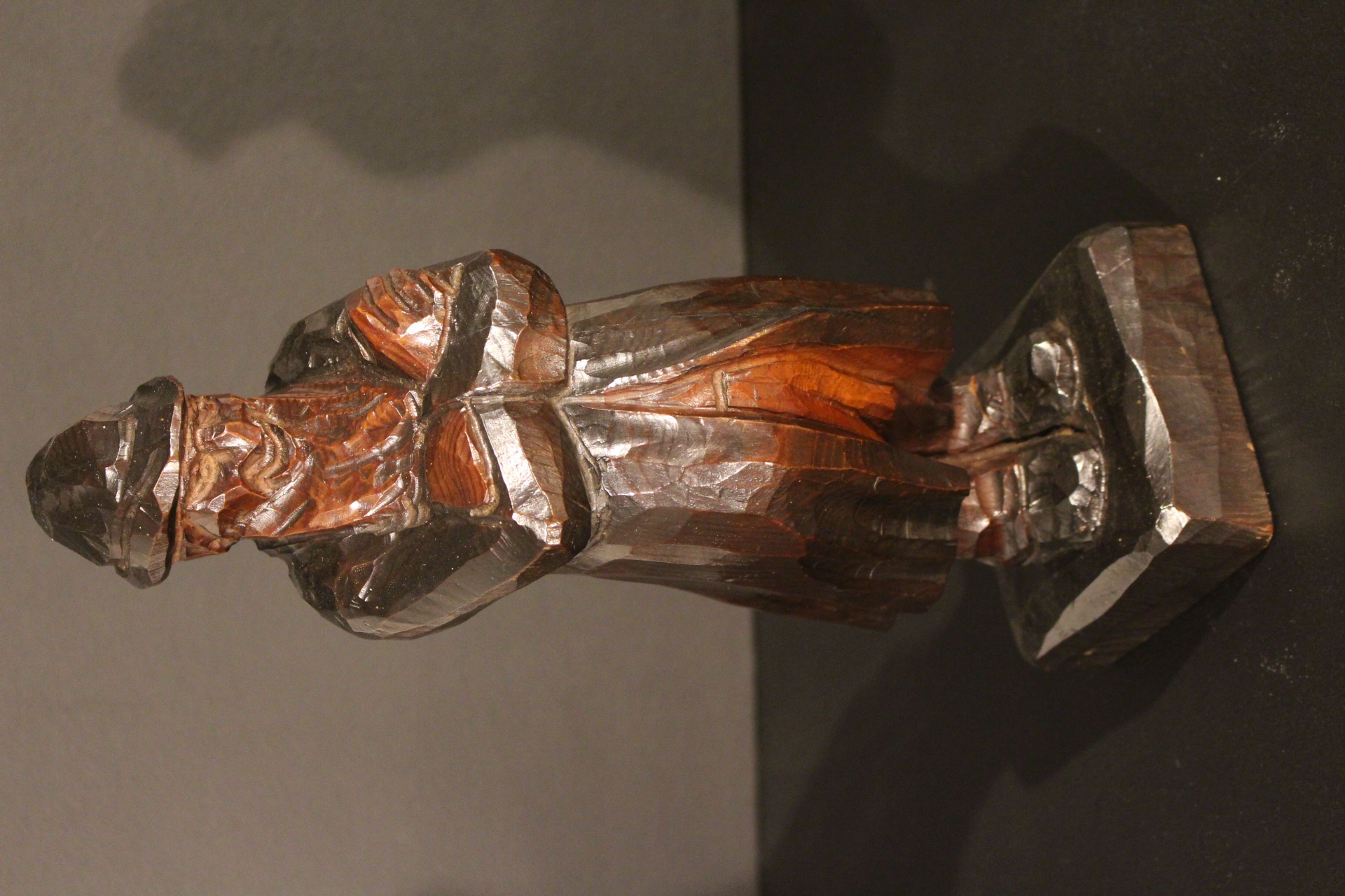 Statuette en bois des années 1940