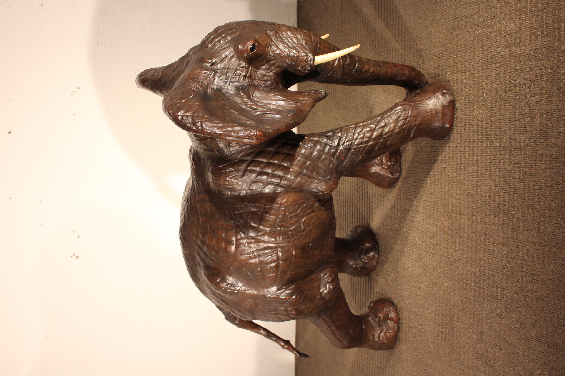 Éléphant des années 1970 en cuir