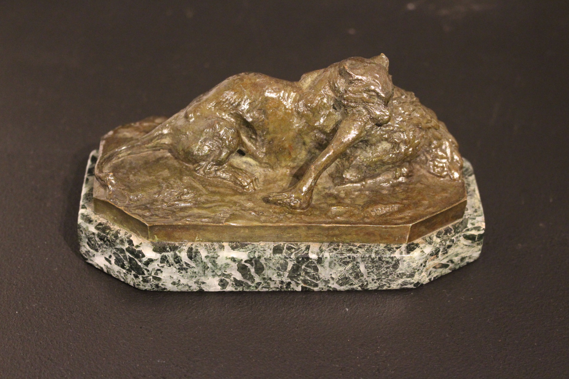 Lionne et autruche en bronze